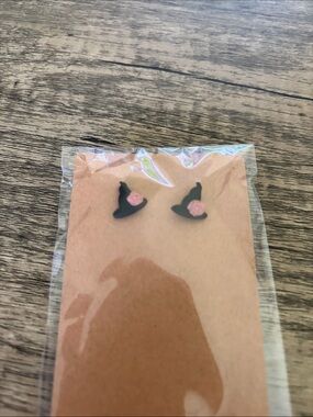 Black Witch Hat Stud Earrings with Pink Flower